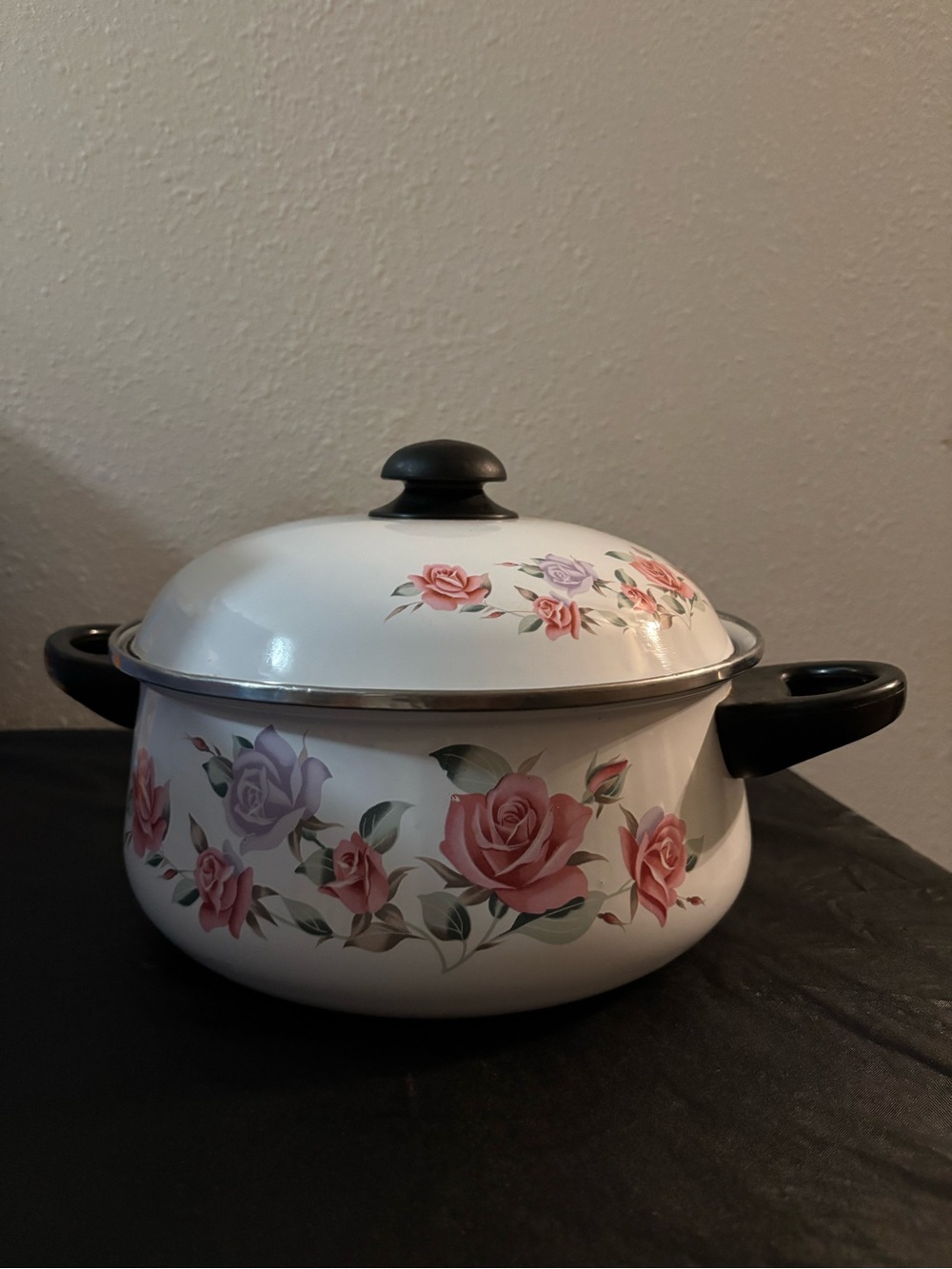 Vintage White Floral Enamel Stockpot with Lid - White